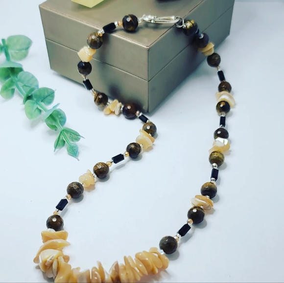 Tiger eye, Mother Of Pearl necklace - Picture 2 of 4